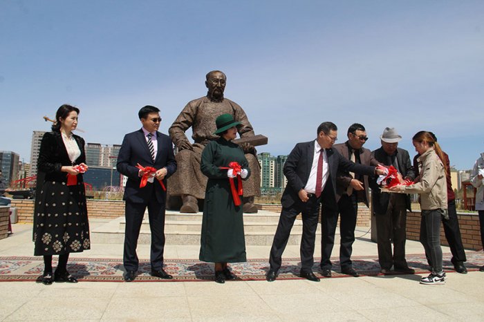 Их эрдэмтэн Ц.Дамдинсүрэнгийн хөшөө сүндэрлэлээ